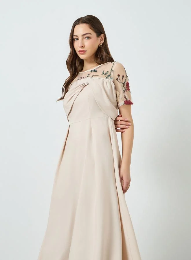 تايك تو فستان ميدي بتطريز أزهار وتفاصيل شبكية متباينة للنساء